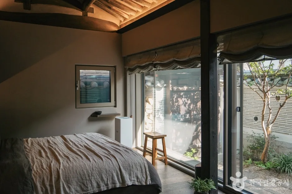 스테이폴리오_한옥에세이 서촌_2023_마당풍경