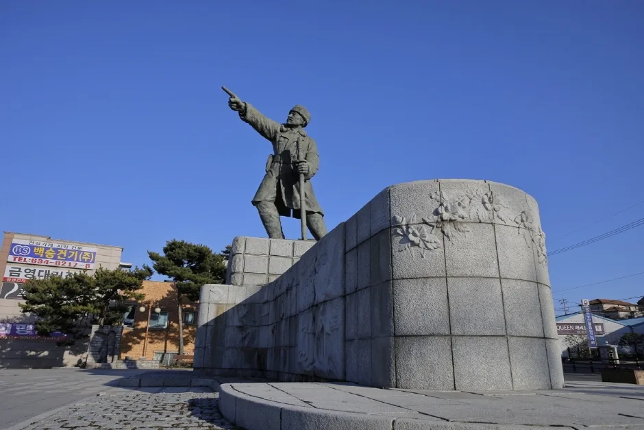 김좌진장군동상-03