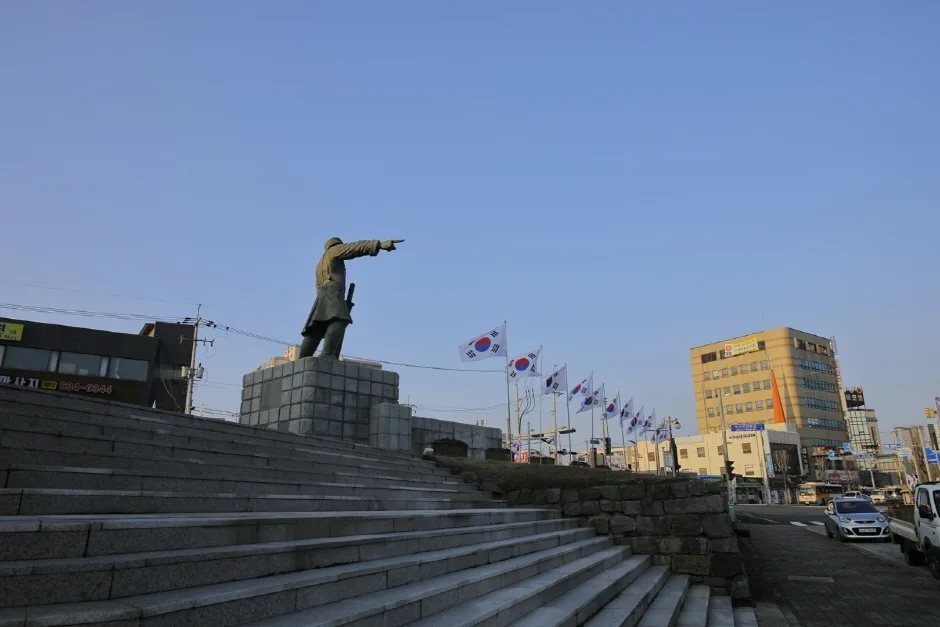 김좌진장군동상-07