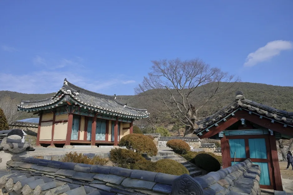 How Hongseong Jeongchungsa Shrine (정충사 (홍성)) Compares to Other Spots Nearby